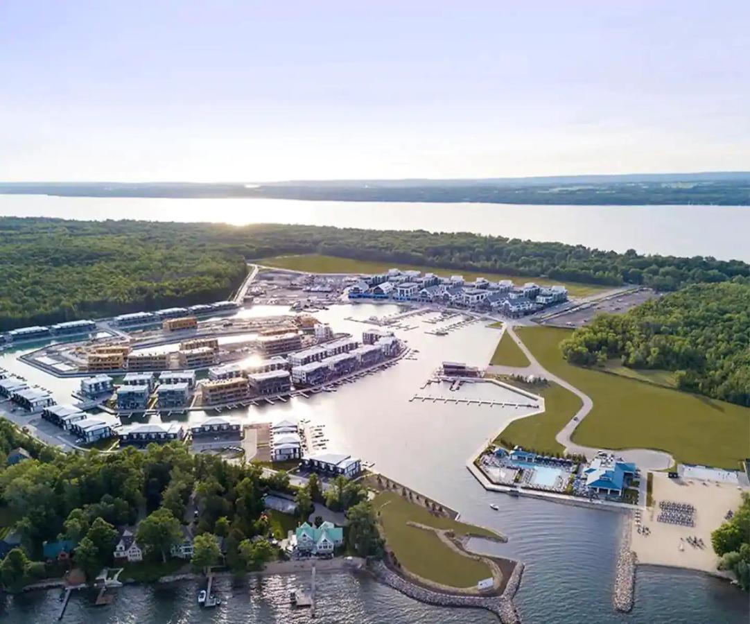 Pet Friendly Condos At Friday Harbour Innisfil Bagian luar foto