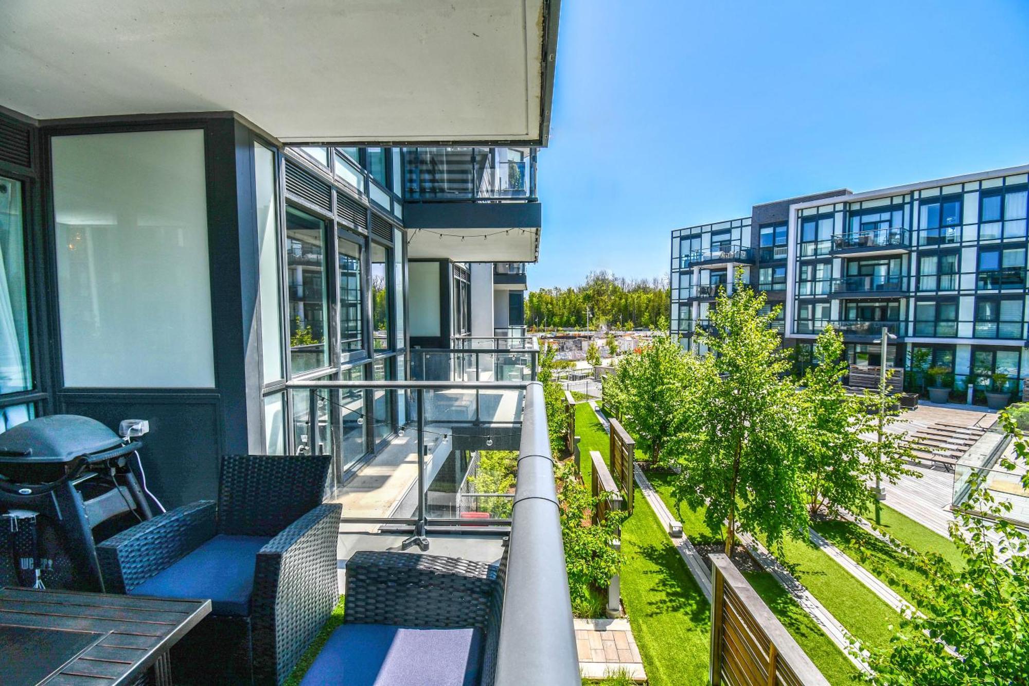 Pet Friendly Condos At Friday Harbour Innisfil Bagian luar foto