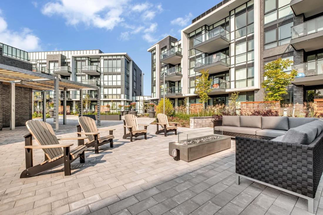 Pet Friendly Condos At Friday Harbour Innisfil Bagian luar foto